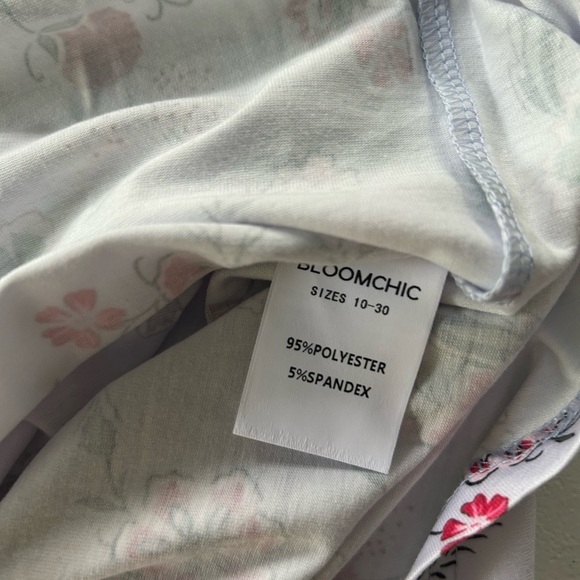 NWT! Lavender floral sleeveless V-neck, mock shoulder, top size 12 or large - Picture 8 of 8